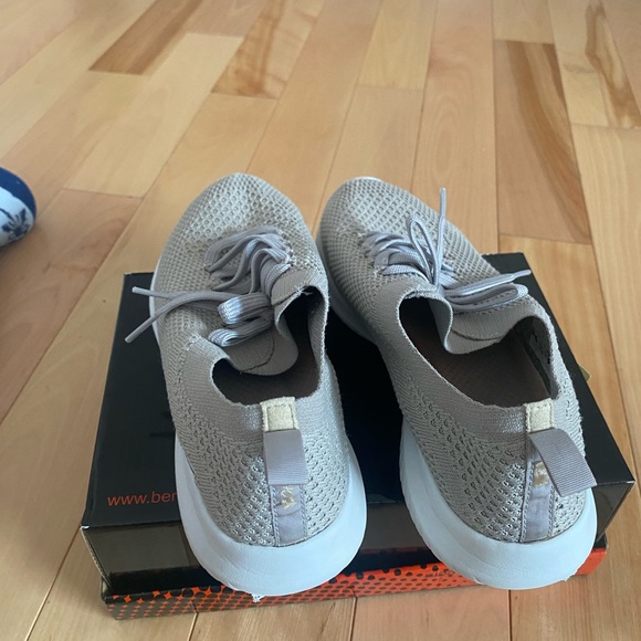 Deco lace stretch flat knit slip on with air cooled memory foam.
Size 8 US UK 38 - Picture 4 of 7